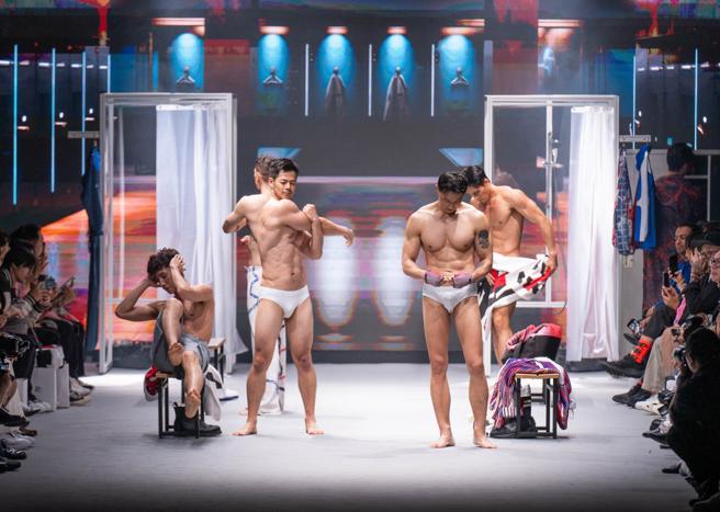 臺北時裝週2024秋冬開幕秀，開場以運動員上場前的換衣間為開頭，帶出「整裝.待發 」的主題。（吳松翰攝）