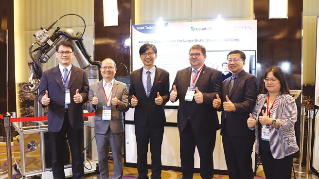 金屬中心與德國Fraunhofer合作開發首台「小型化銲接協作機器人」，克服大型結構鋼件要邁向自動化銲接的困難；圖左起為金屬中心邱振璋處長、賴永祥執行長、產業技術司邱求慧司長、德國Fraunhofer Mathias Rauch研究策略與政策處處長、RIN主席暨工研院蘇孟宗協理、金屬中心李月修處長。圖／金屬中心提供