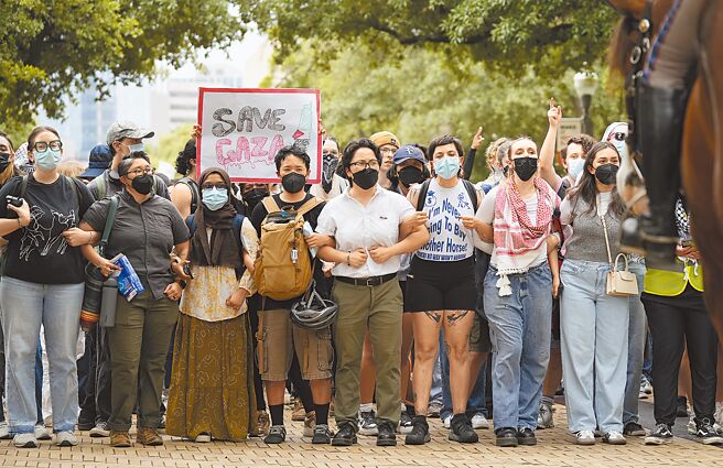美国挺巴学运扩散至哥伦比亚、哈佛、耶鲁等名校，示威学生和警察爆发肢体衝突，至今已有数百人被捕。图为支持巴勒斯坦抗议人士，24日在德州大学围起人墙与州警对峙。（美联社）