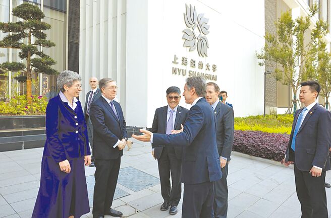 美国国务卿布林肯（图中）25日与上海纽约大学学生座谈。他表明，盼让更多美国人能够在中国学习，在两国人民间建立联繫。（摘自美国国务院官网）