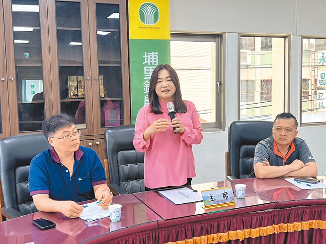 立委马文君（中）认为，很多农民年轻时曾开店做小生意，未撤销工商登记负责人，被认定不符农保资格要退保，将向中央反映从宽处理。（杨静茹摄）