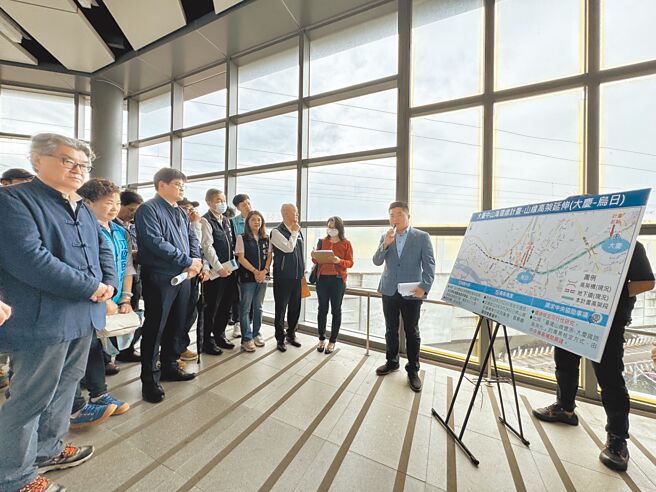台中鐵路「山線高架延伸（大慶-烏日）」與「海線雙軌高架化」地方爭取已久，立委顏寬恒（右一）25日與多位民代與財委會、交通部等單位赴台中考察，爭取中央盡速核定可行性研究並由中央專案全額補助興建。（潘虹恩攝）