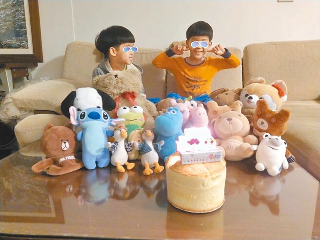 小彦（左）、小贤（右）如今健康又活泼，每年生日都会收到来自社工、医师、护理师、语疗师及同学的礼物与祝福。（南台南家扶中心提供／曹婷婷台南传真）