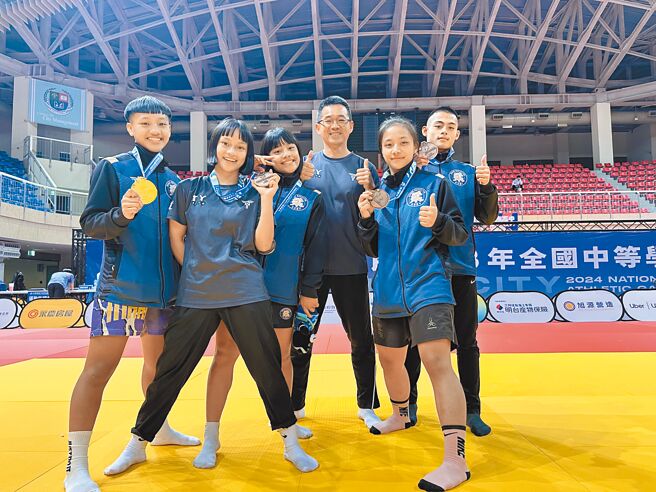 在桃源國中柔道隊長林沛芯（左）帶領下，體育班選手於全中運表現亮眼。（高雄市教育局提供／林雅惠傳真）