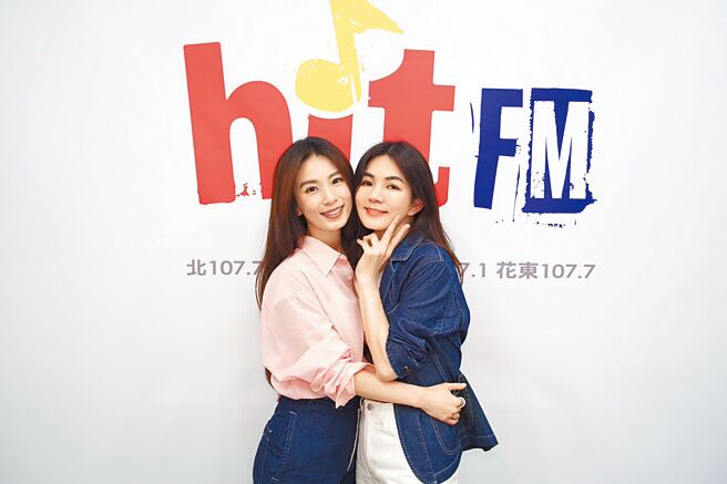 Ella（右）近日担纲主持电台期间限定节目，邀来田馥甄同台畅聊。（Hit Fm联播网提供）