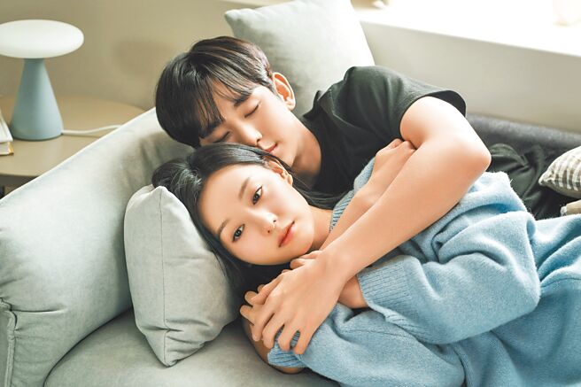 金秀贤（后）和金智媛在《泪之女王》中CP感满满。（Netflix提供）