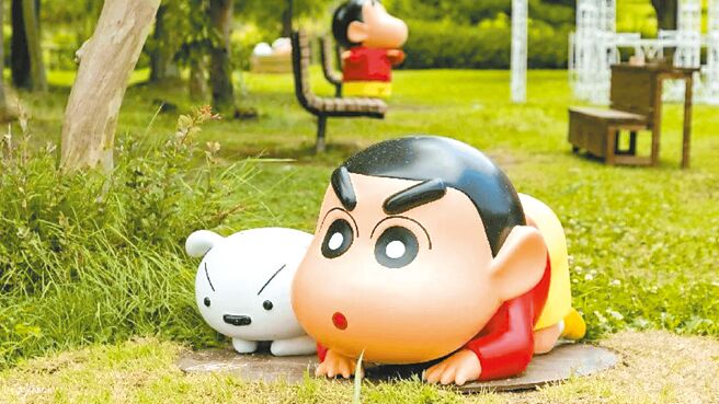 「蠟筆小新」園區布滿50多個逗趣可愛的小新、小白、肥嘟嘟左衛門等大型公仔。（Klook提供）