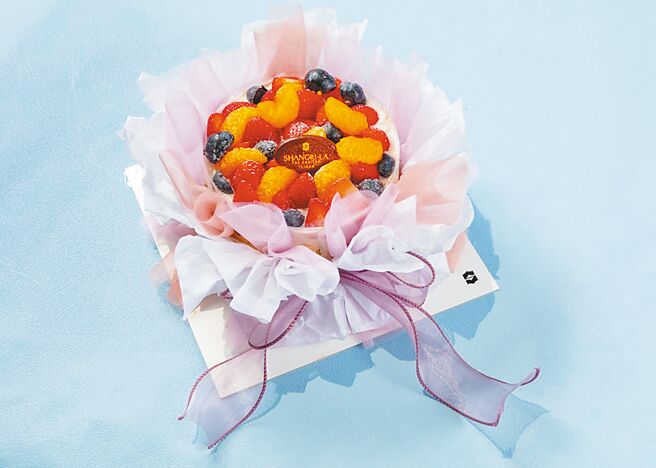 台南远东香格里拉饭店芋头巴斯克乳酪花束蛋糕，5.5吋售价1388元、7吋售价1988元。（远东百货提供）