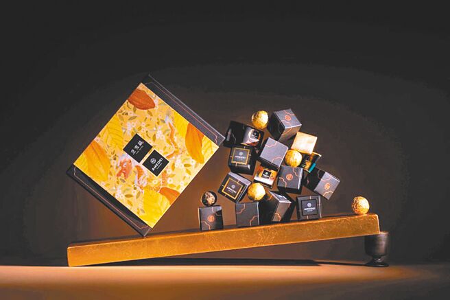 AMEDEI艾美黛黑金云华礼盒，一盒12入200g售价2500元。（远东百货提供）