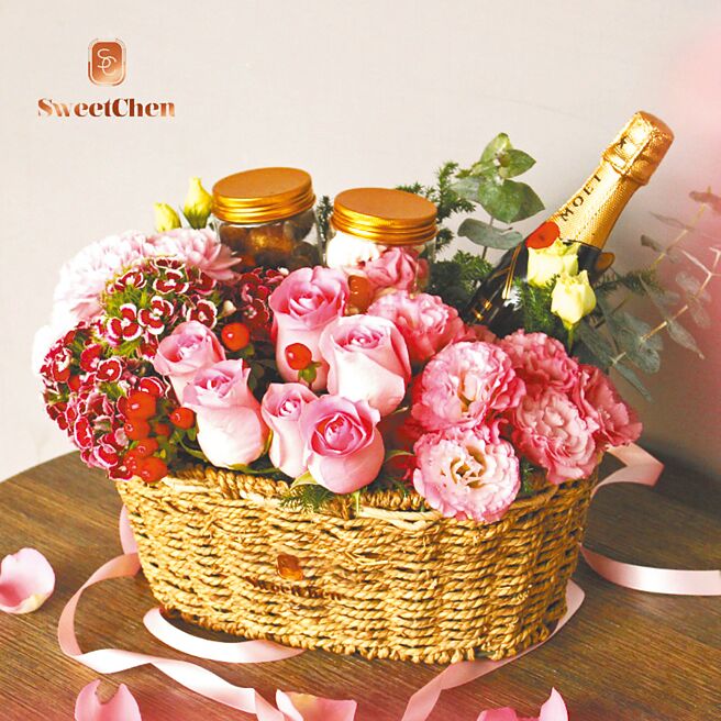 Sweet Chen Mini Moet香槟康乃馨花篮，售价4380元。（远东百货提供）（饮酒过量有碍健康）