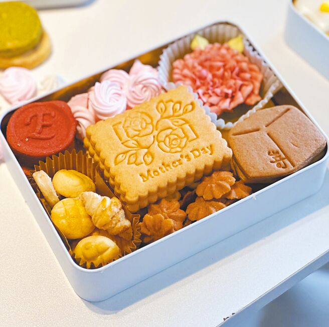 SAKImoto Bakery嵜本母亲节手工饼乾，300克售价880元。（远东百货提供）