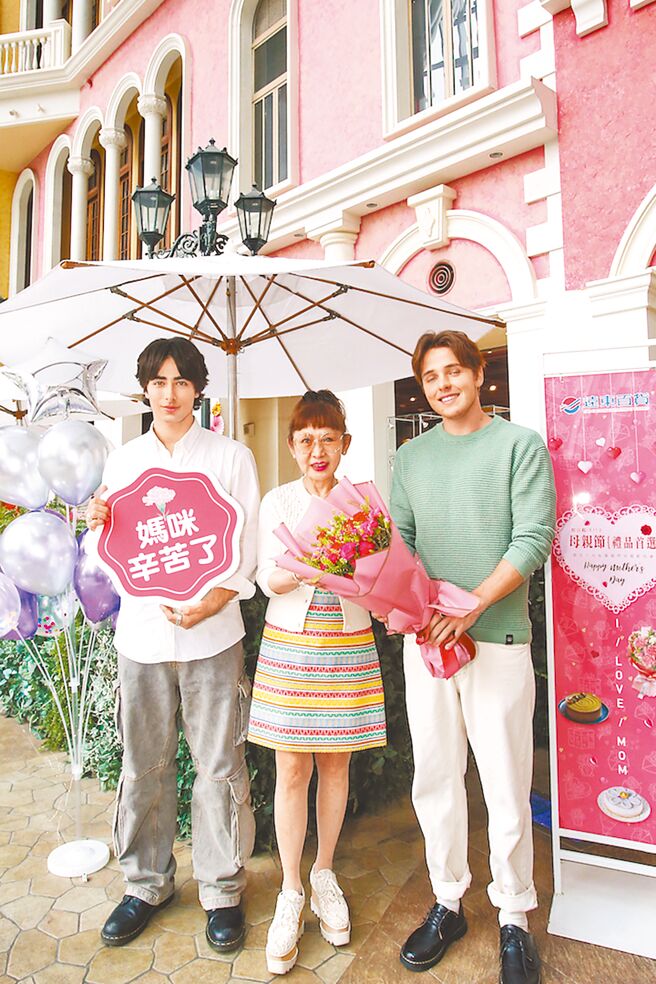 远东百货徐雪芳总经理高品味选品，祝福天下妈咪佳节愉快。（远东百货提供）