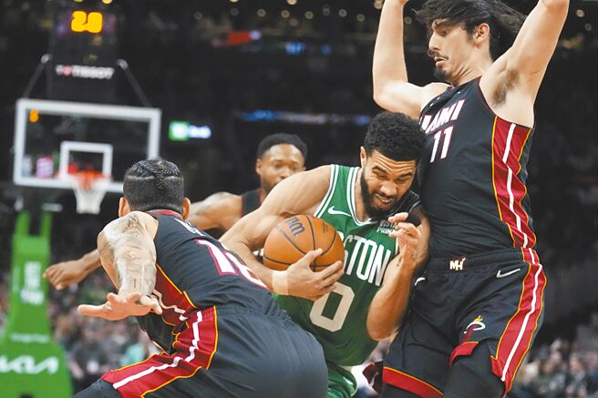 塞爾提克大前鋒塔圖（中）身陷熱火防守重圍。（美聯社）