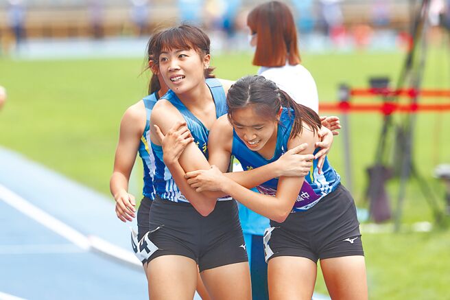 陈羿岑（前右）后来居上夺金，赛后队友上来搀扶。（台北市政府教育局提供）