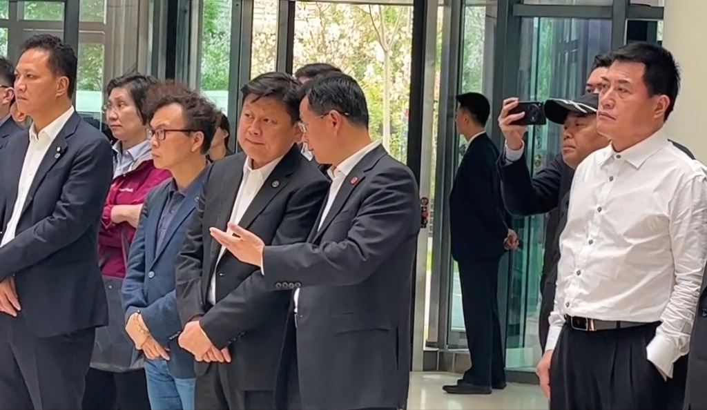 立法院國民黨立委傅崐萁一行，在大陸國台辦副主任潘賢掌（右二）陪同下，今天（27日）參訪位於大興的北京高級別自動駕駛示範區創新運營中心。（藍孝威攝）