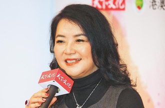 胡慧中曬近照紀念金庸 65歲「眼角長皺紋」優雅老去