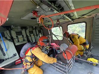 登南投無雙溫泉滑落山坡 女山友多處骨折！黑鷹吊掛救援