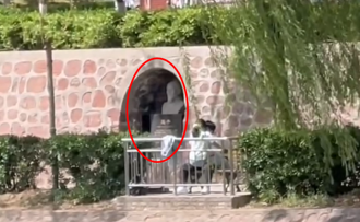 影片曝光！孟子雕像旁「觀音座蓮」 小情侶扭腰擺臀忘情自嗨