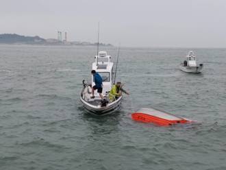 金門又傳2釣客翻船落海 海巡馳援驚險獲救