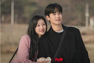 金秀賢甜黏金智媛看《淚之女王》結局！急改收視公約承諾合體「甜蜜挑戰」