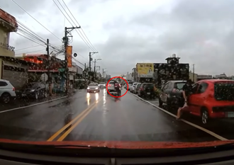 誰對誰錯！駕駛禮讓跨雙黃線行人「獲點頭謝謝」 下秒悲劇發生