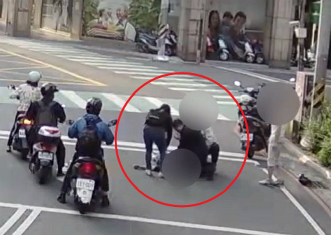 吴姓男子昏倒在地，失去呼吸心跳，警员刘金顺予以CPR急救，成功与死神抢命。（翻摄画面）