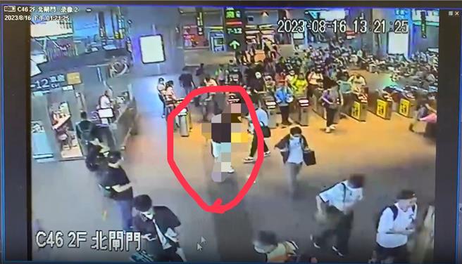 中市曾姓药头搭高铁贩毒，以「打造快递神话」宣传，搭高铁至各地高铁站送货，并专挑尖峰时段面交，以人潮掩护避警查缉。中市刑大经溯源追查，2023年8月在台中乌日高铁站前将他拘捕到案。（警方提供／陈淑芬台中传真）