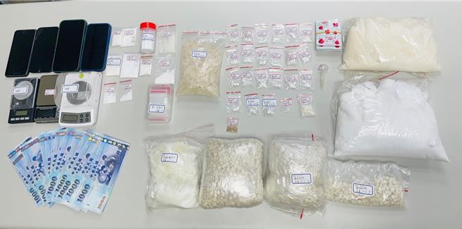 中市曾姓药头搭高铁贩毒，以「打造快递神话」宣传，搭高铁至各地高铁站送货，并专挑尖峰时段面交，以人潮掩护避警查缉。中市刑大经溯源追查，2023年8月在台中乌日高铁站前将他拘捕到案，查扣毒品一批。（警方提供／陈淑芬台中传真）