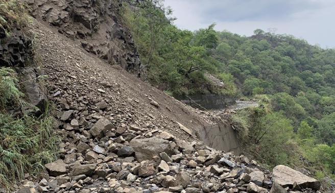 近来因地震余震不断，且这几天山区出现豪大雨，南投县消防局指出，目前郡大林道1.8K有大量土石崩落，危及步道与山友游客安全。（南投县消防局提供／张妍溱南投传真）