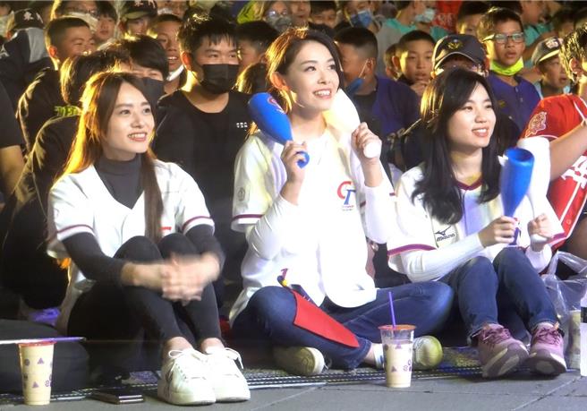 黄益中昨天晚间于脸书公开向新竹市长高虹安（前中）、新竹市民政处长施淑婷（前左一）致歉。（摘自施淑婷脸书／陈育贤新竹传真）