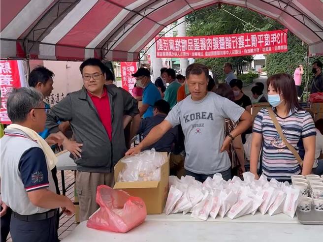 彰化縣養雞協會27日在彰化縣政府側門舉辦平價土雞行銷暨雞肉雞蛋品嚐推廣活動，提供各500份的雞翅、茶葉蛋及菇菇雞湯給民眾免費享用，並販售新鮮優質的國產土雞。（孫英哲攝）