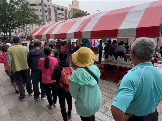 彰化縣養雞協會27日在彰化縣政府側門舉辦平價土雞行銷暨雞肉雞蛋品嚐推廣活動，提供各500份的雞翅、茶葉蛋及菇菇雞湯給民眾免費享用，並販售新鮮優質的國產土雞。（孫英哲攝）