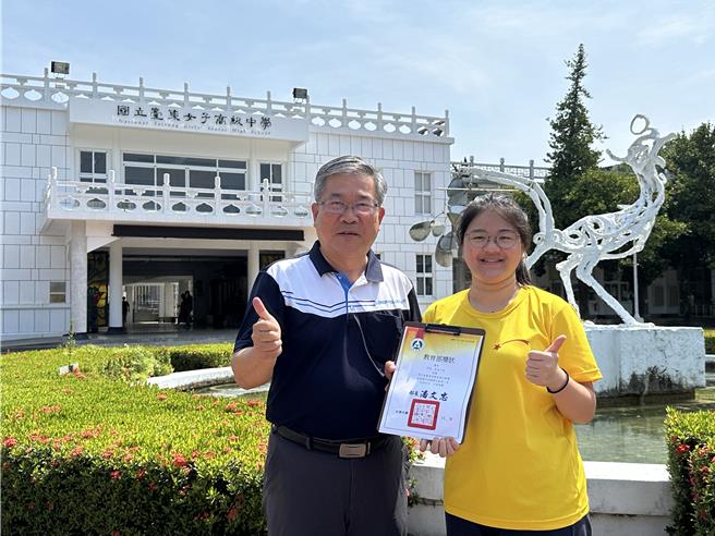 国立台东女中萧宥（右）获第9届教育部闽客语文学奖现代诗客语学生组首奖，与台东女中校长王垠（左）合照。（蔡旻妤摄）
