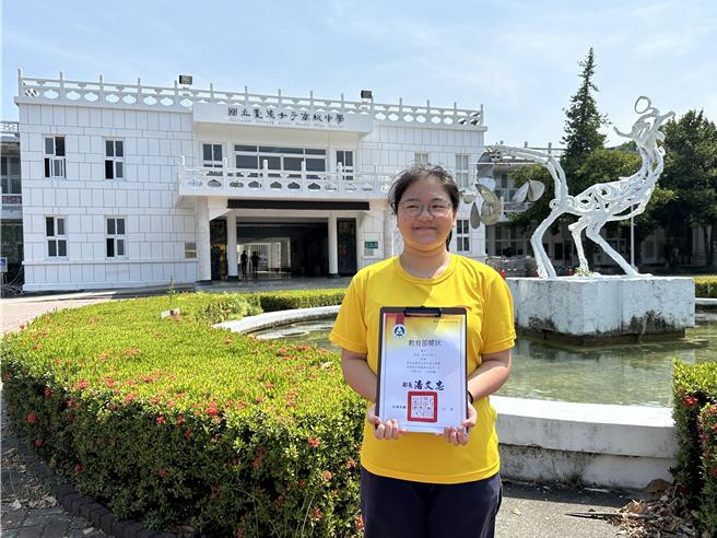 国立台东女中萧宥获第9届教育部闽客语文学奖现代诗客语学生组首奖。（蔡旻妤摄）