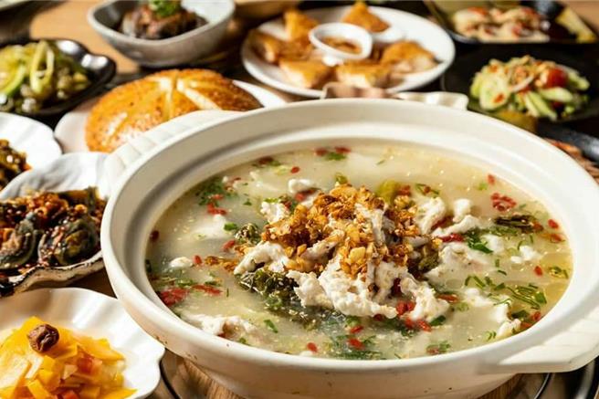 2003年于台北市东区创立的「川巴子火锅楼」，在台湾麻辣锅还没崛起的年代，堪称是台北首创吃到饱又开到深夜的麻辣锅店，曾引领台湾麻辣锅「食」尚风潮。(翻摄自川巴子火锅楼脸书)