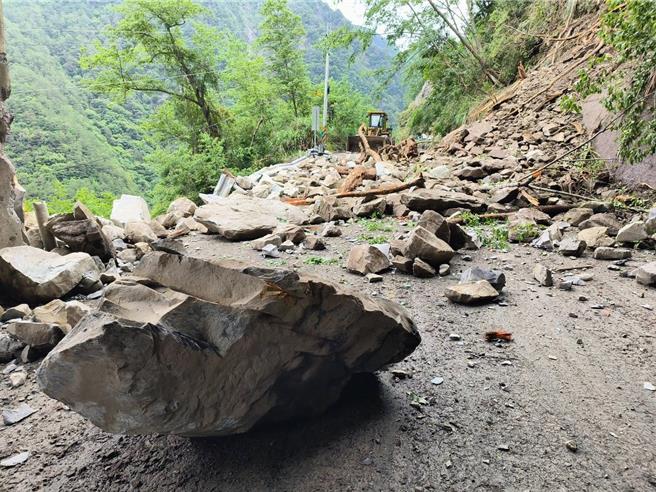 今日凌晨2點多又發生2起有感地震，中橫便道又有落石，目前22.1、19.8、18.8與13.7公里處為嚴重路段，持續搶修中，中橫便道尚無法開放。（公路局谷關工務段提供／潘虹恩台中傳真）