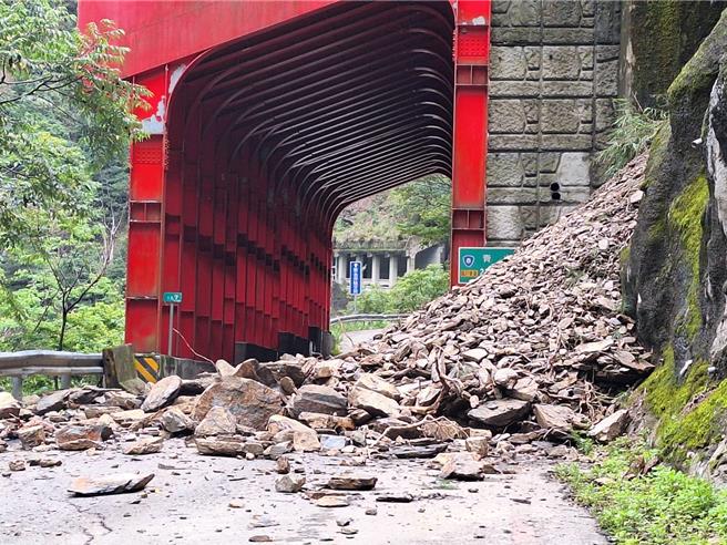 今日凌晨2點多再發生2起有感地震，中橫便道又有落石，目前22.1、19.8、18.8與13.7公里處持續搶修中，中橫便道尚無法開放。（公路局谷關工務段提供／潘虹恩台中傳真）
