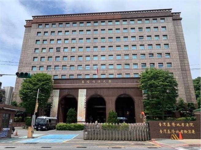 一名吳姓駕駛對曾姓大客車司機比中指多次，曾男提告。法官表示，「比中指」相當於「三字經」的肢體化言語，含有強烈侮辱他人的意思，依公然侮辱罪判吳拘役50天，可易科罰金。（徐佑昇攝）