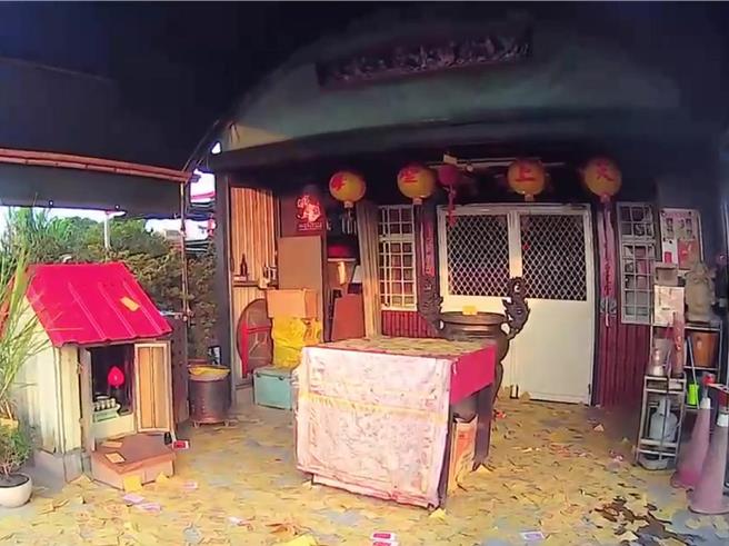 彰化縣溪州鄉1間宮廟因債務問題，近日遭人撒冥紙破壞。（民眾提供／孫英哲彰化傳真）