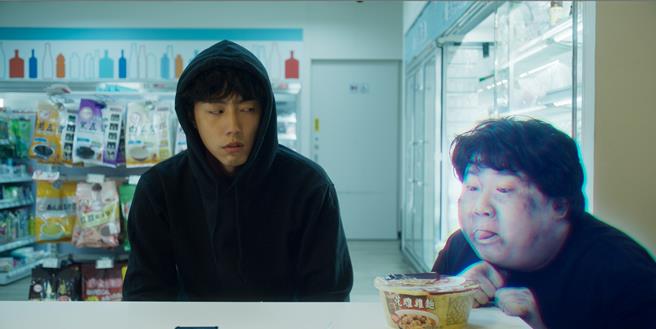 蔡凡熙（左）飾演聞得到阿飄的通靈少年，常有孤魂野鬼找上門求助讓他很困擾。（逆光電影股份有限公司提供）