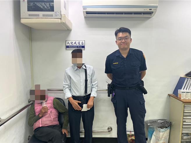 73岁李姓老翁（左）在员警帮助下，与哥哥团聚。（淡水警分局提供／张铠乙新北传真）