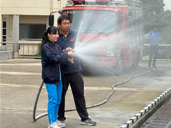 金門縣消防局第一大隊金城分隊昨日特別前往金門高中舉辦「校園消防體驗活動」，宣導防火及防災知識。(圖／金門縣消防局提供)
