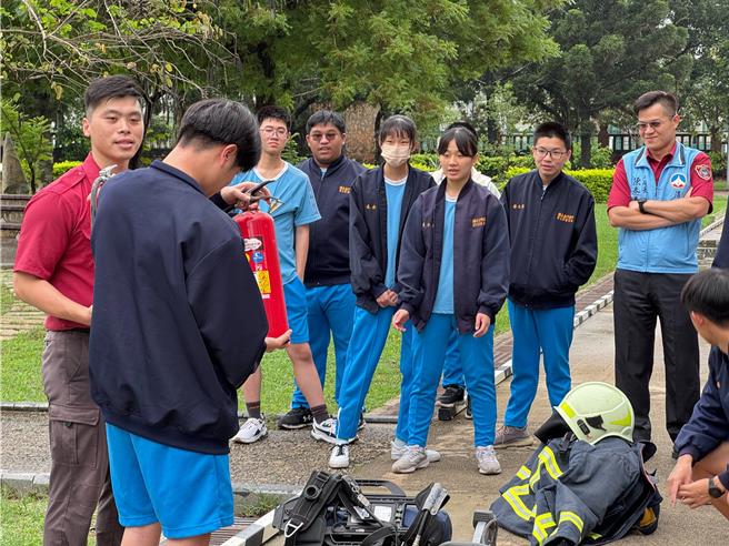 金門縣消防局深入校園舉辦消防體驗活動，加強學生們面對火災時的應變能力。(圖／金門縣消防局提供)