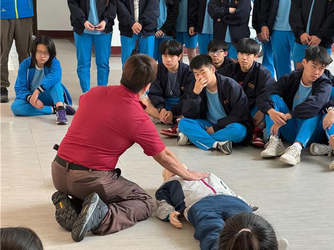 金門縣消防局「校園消防體驗活動」，內容豐富多元，涵蓋了防火宣導、濃煙避難逃生、消防栓射水，以及CPR體驗等項目。(圖／金門縣消防局提供)