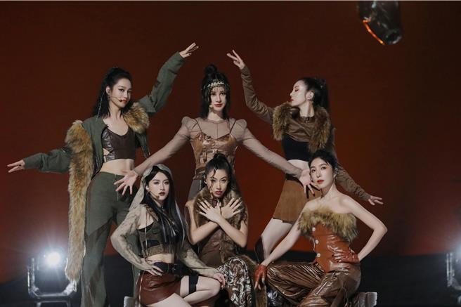 蔡詩芸（前排中)與楊謹華（前排右）等姐姐在《乘風2024》中表現出色。（人見人愛娛樂提供）