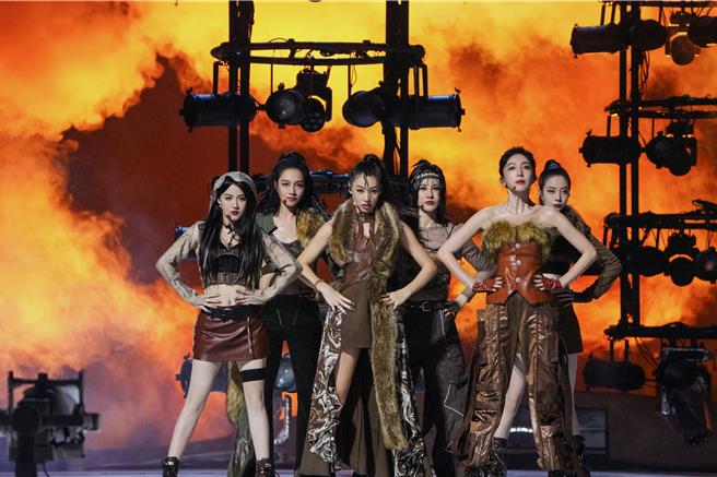 蔡詩芸（前排中)與楊謹華（前排右）等姐姐在《乘風2024》中表現出色。（人見人愛娛樂提供）