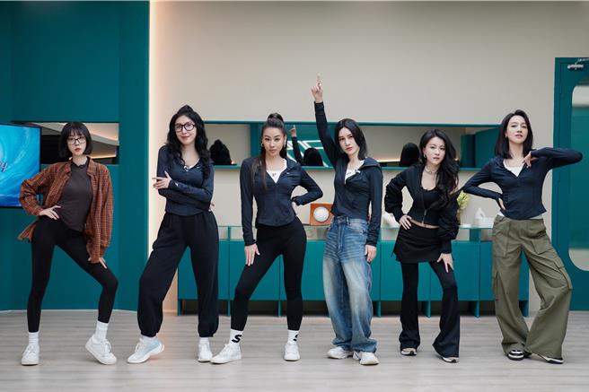 蔡詩芸（左三）突破自我參加真人秀節目《乘風2024》。（人見人愛娛樂提供）