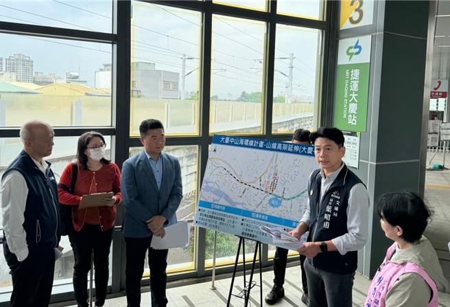立法院财政委员会日前至台中考察台铁海线双轨暨部分高架化等建设，台中市交通局长叶昭甫（右二）在会中说明。他27日并表示，山海环线计画已拆分为山线、海线及甲后线3本报告书再提送中央审查，盼儘速核定。（台中市交通局提供／陈淑芬台中传真）