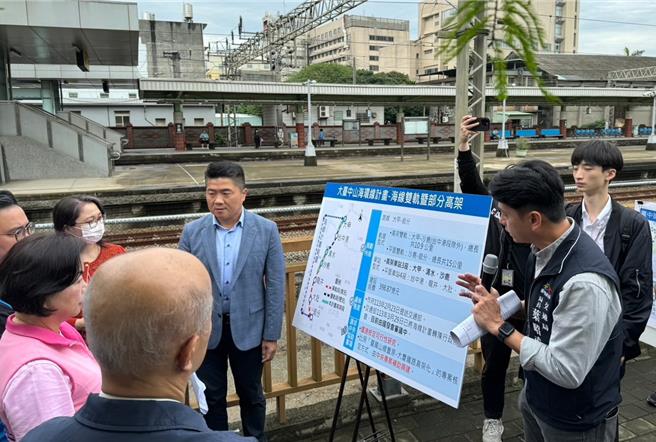 立法院财政委员会日前至台中考察台铁大庆乌日铁路高架化及台铁海线双轨暨部分高架化，台中市交通局长叶昭甫（右一）在会中说明。他27日并表示，山海环线计画已拆分为山线、海线及甲后线3本报告书再提送中央审查，盼儘速核定。（台中市交通局提供／陈淑芬台中传真）