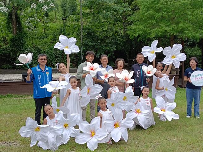 新竹县府选定峨眉十二寮推出桐花祭，27日开幕式中，，县长杨文科（后排左四）、客委会副主委周江杰（后排左三）等人一同启动新竹遶桐花桐聚时光村系列活动。（邱立雅摄）